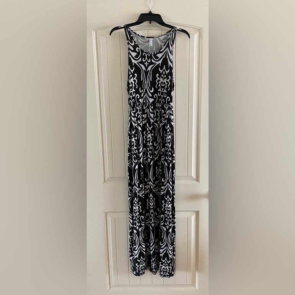 XL black and white floral maxi dress with pockets
